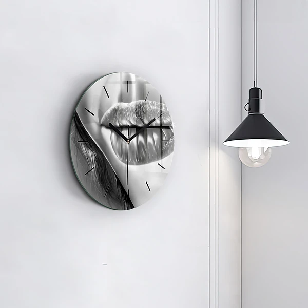 Wanduhr glas rund Mund einer Frau