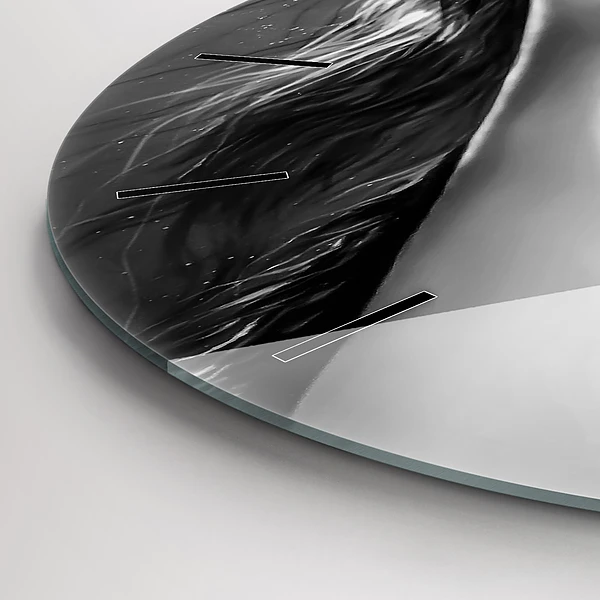 Wanduhr glas rund Mund einer Frau