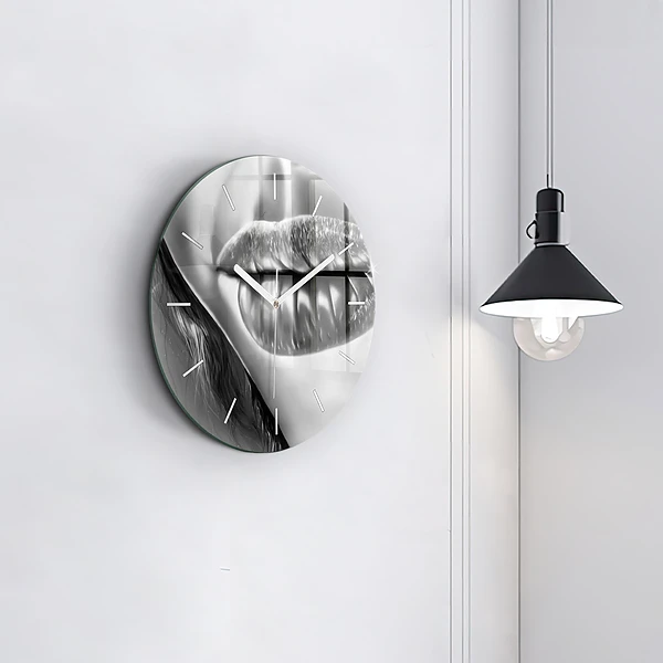 Wanduhr glas rund Mund einer Frau
