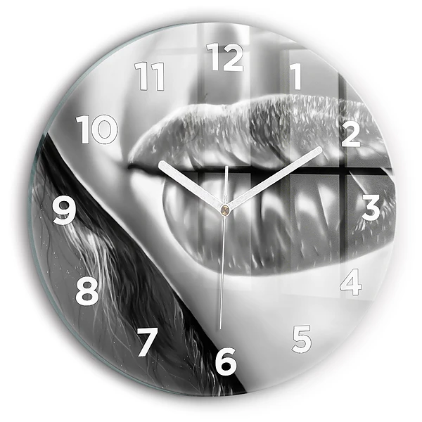 Wanduhr glas rund Mund einer Frau