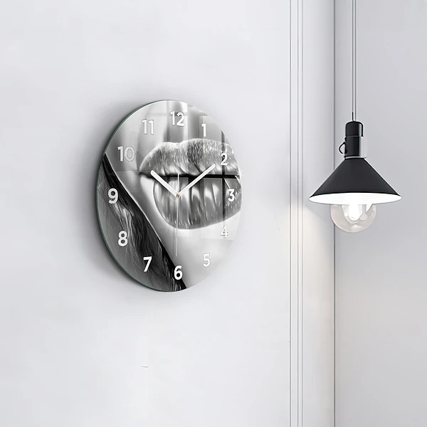 Wanduhr glas rund Mund einer Frau