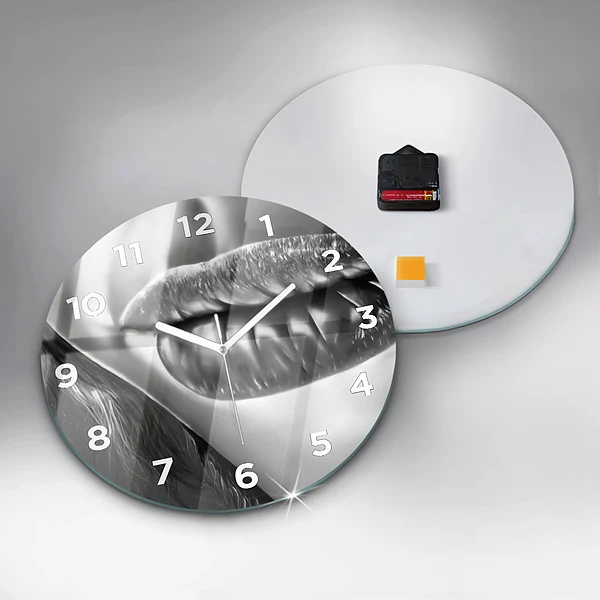 Wanduhr glas rund Mund einer Frau