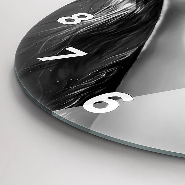Wanduhr glas rund Mund einer Frau