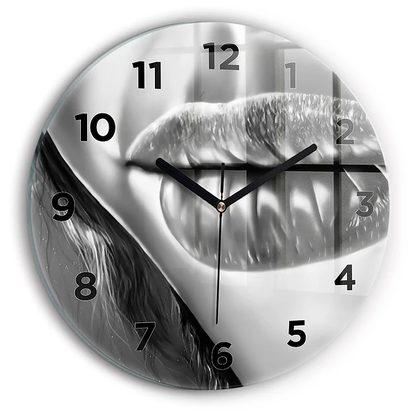 Wanduhr glas rund Mund einer Frau