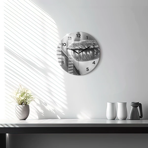 Wanduhr glas rund Mund einer Frau