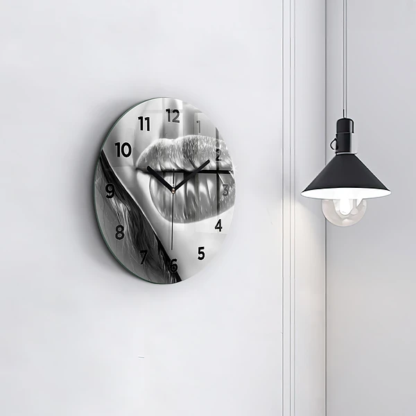 Wanduhr glas rund Mund einer Frau