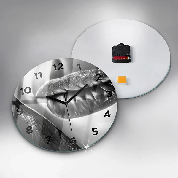 Wanduhr glas rund Mund einer Frau