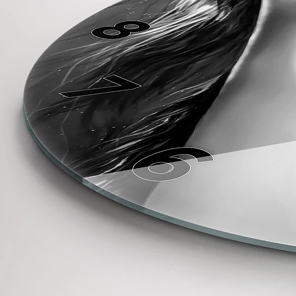 Wanduhr glas rund Mund einer Frau