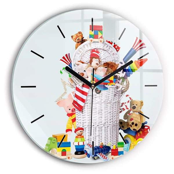 Wanduhr glas rund Weidenkorb mit Spielzeug