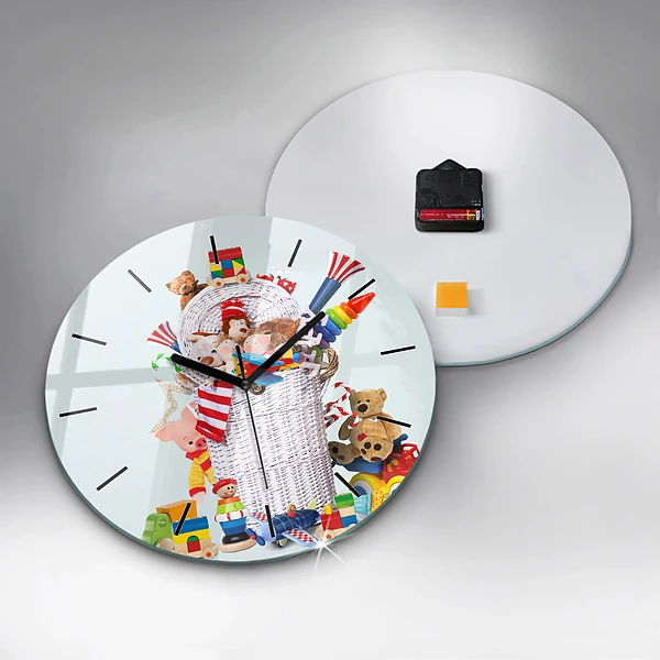 Wanduhr glas rund Weidenkorb mit Spielzeug