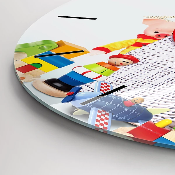 Wanduhr glas rund Weidenkorb mit Spielzeug