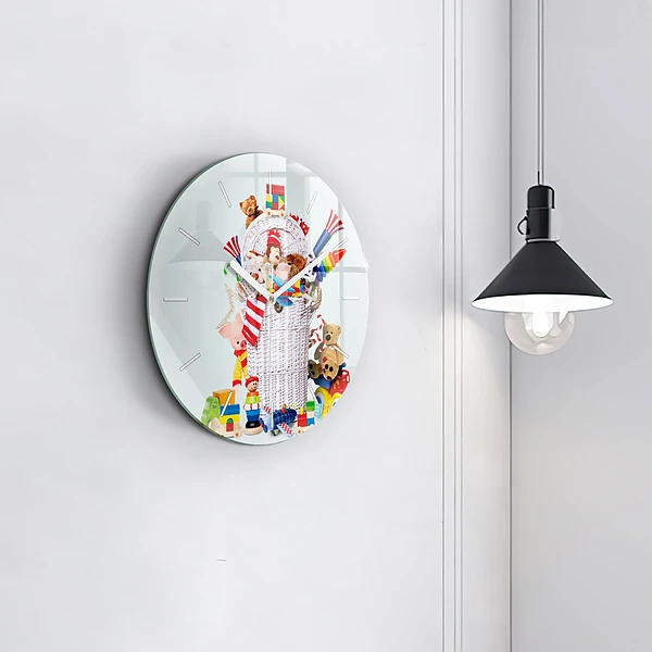 Wanduhr glas rund Weidenkorb mit Spielzeug