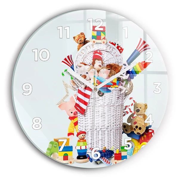 Wanduhr glas rund Weidenkorb mit Spielzeug