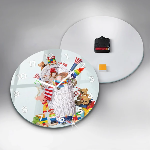 Wanduhr glas rund Weidenkorb mit Spielzeug