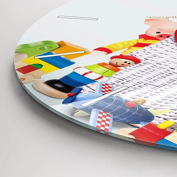 Wanduhr glas rund Weidenkorb mit Spielzeug