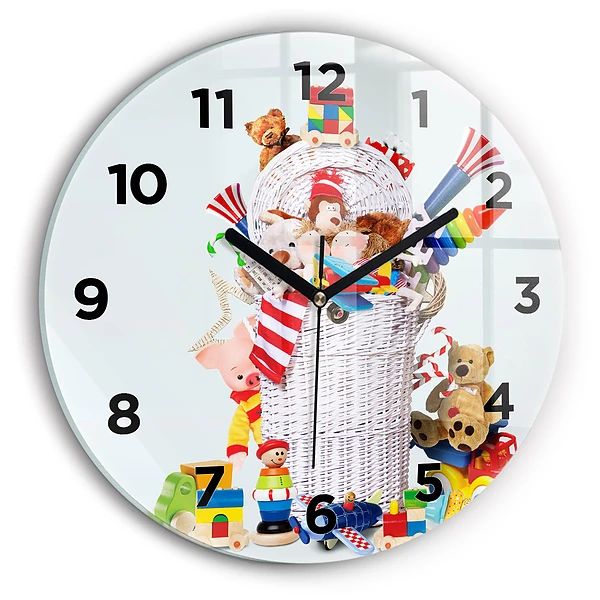 Wanduhr glas rund Weidenkorb mit Spielzeug