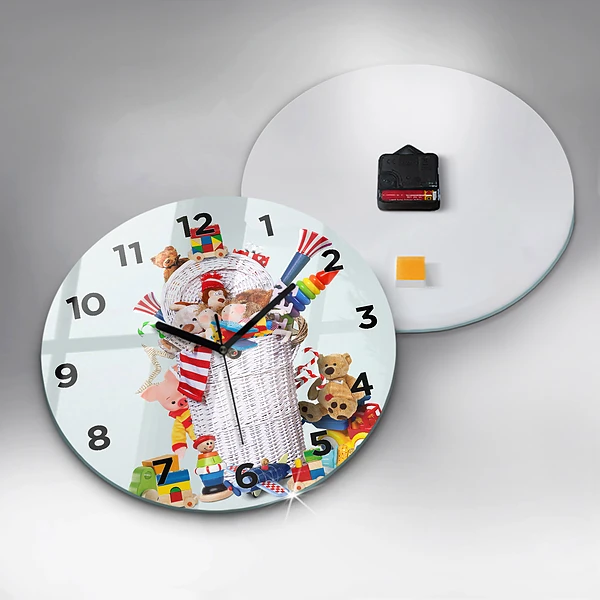 Wanduhr glas rund Weidenkorb mit Spielzeug