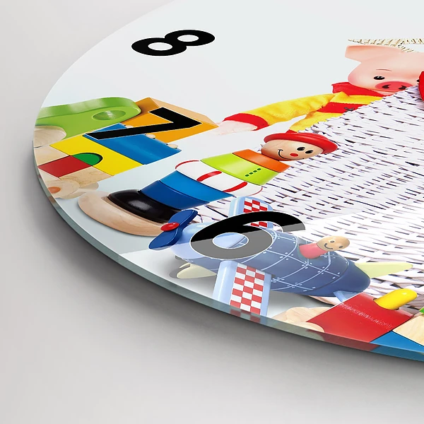 Wanduhr glas rund Weidenkorb mit Spielzeug