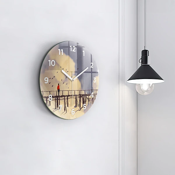 Wanduhr rund mit motiv Mann auf einer alten Brücke