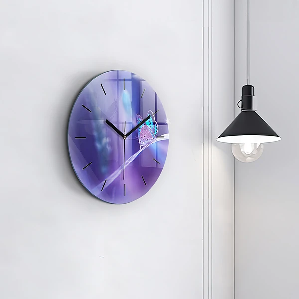 Wanduhr rund Schmetterling auf Gras