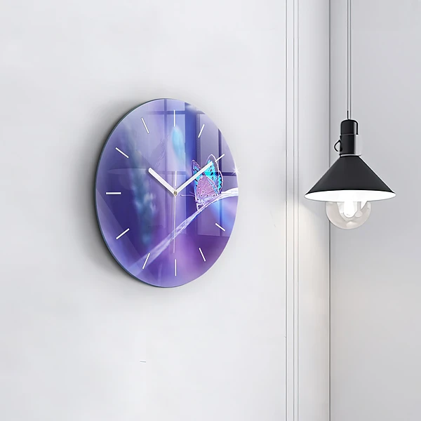 Wanduhr rund Schmetterling auf Gras