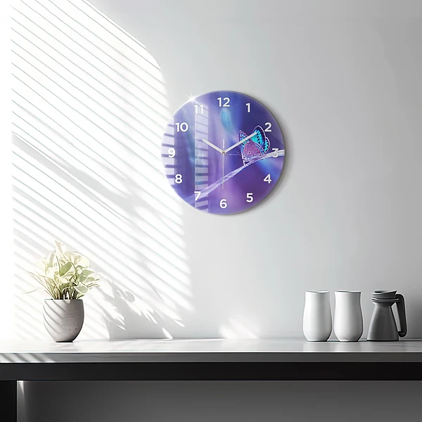 Wanduhr rund Schmetterling auf Gras