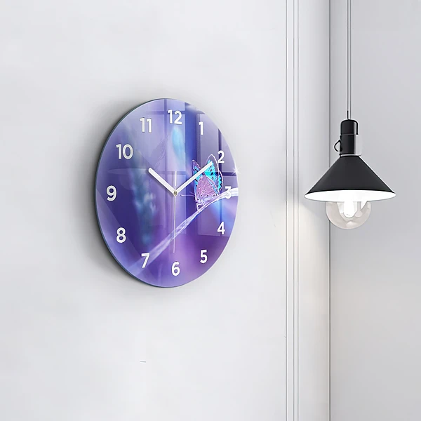 Wanduhr rund Schmetterling auf Gras