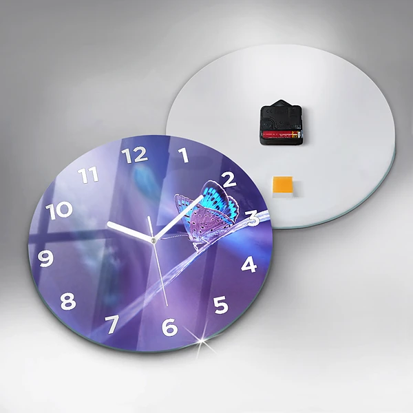 Wanduhr rund Schmetterling auf Gras