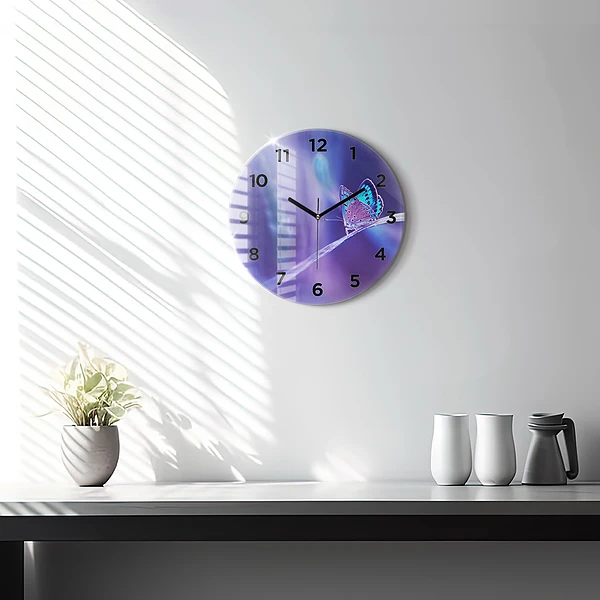 Wanduhr rund Schmetterling auf Gras
