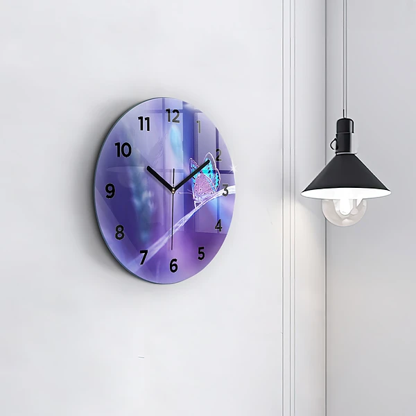 Wanduhr rund Schmetterling auf Gras