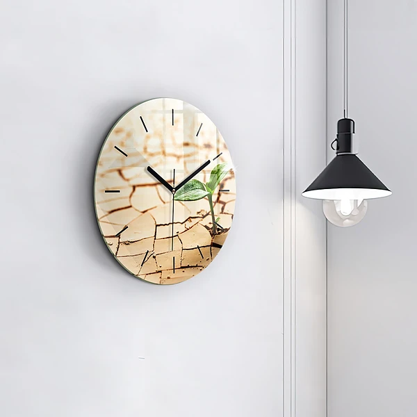 Wanduhr rund Pflanze in getrockneter Erde