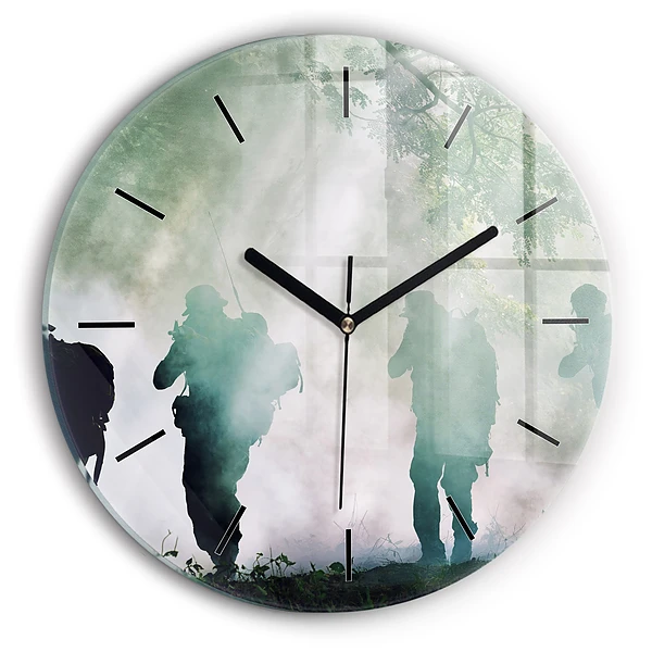 Wanduhr rund Soldaten in einem Wald