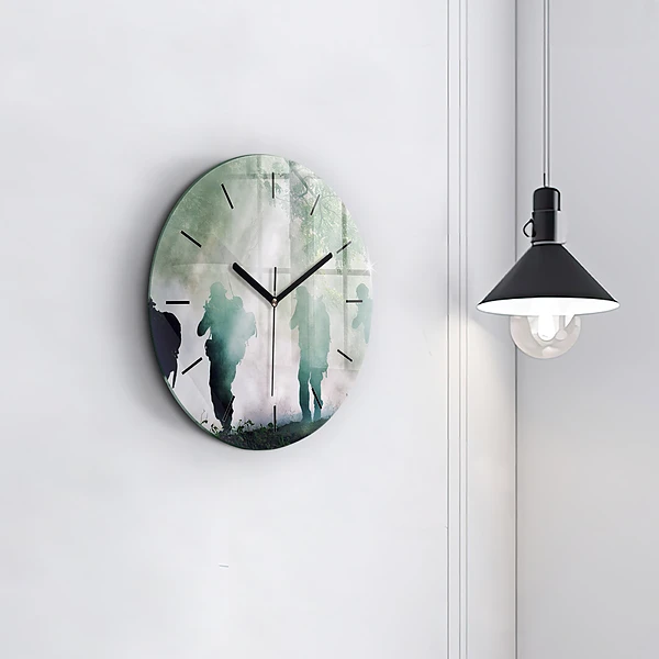 Wanduhr rund Soldaten in einem Wald