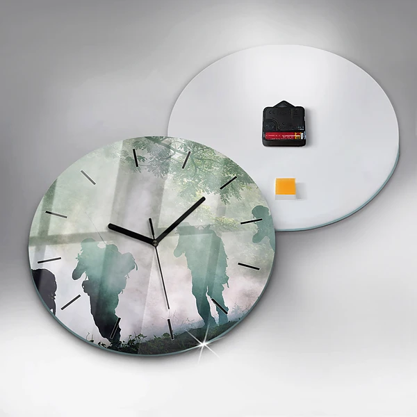 Wanduhr rund Soldaten in einem Wald