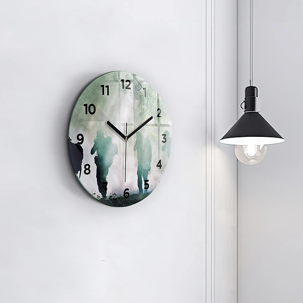Wanduhr rund Soldaten in einem Wald