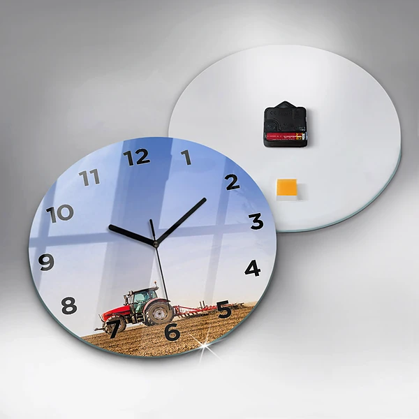 Wanduhr rund Landwirt im Traktor