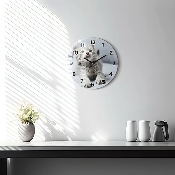 Wanduhr rund mit motiv Katze auf dem Sofa