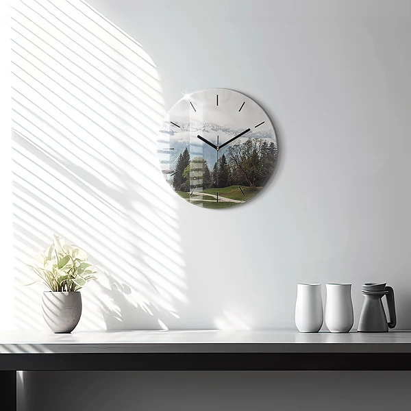 Wanduhr rund Blick auf die Berge