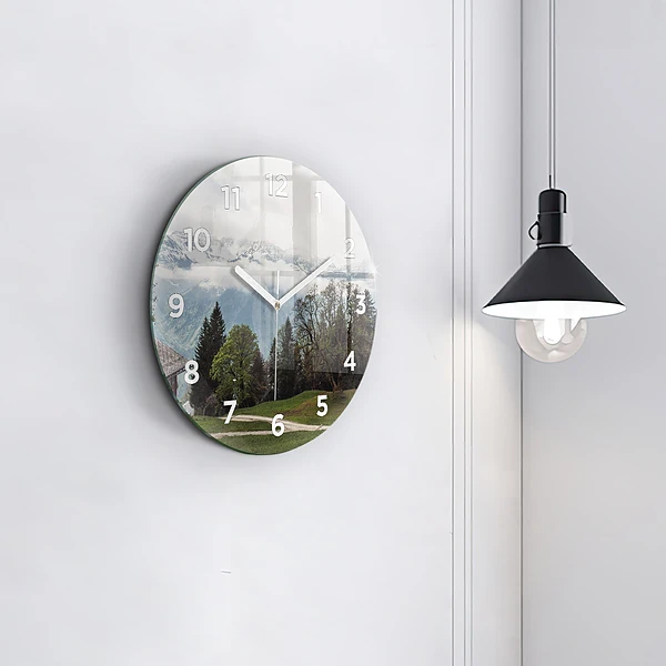 Wanduhr rund Blick auf die Berge