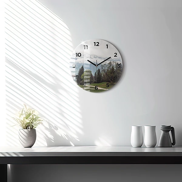 Wanduhr rund Blick auf die Berge