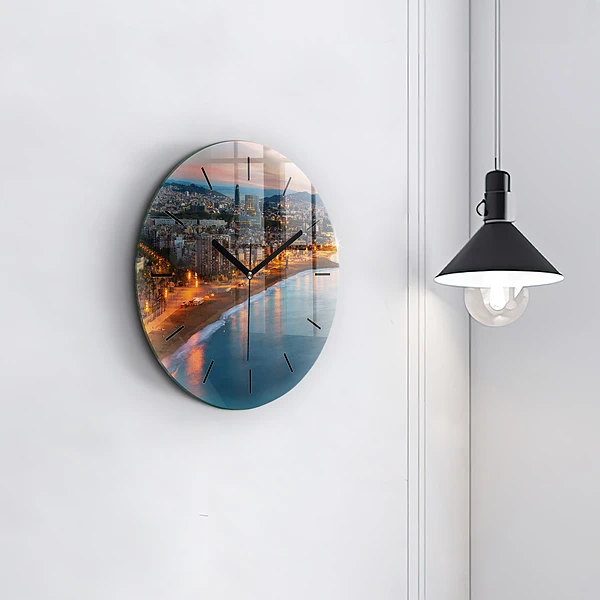 Wanduhr rund Strand von Barcelona