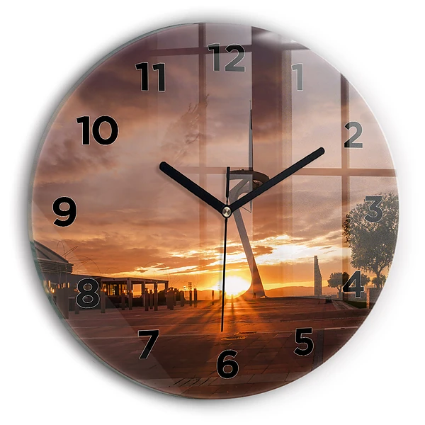 Wanduhr rund Olympischer Park in Barcelona