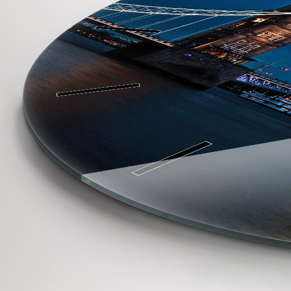 Wanduhr rund Tower Bridge London bei Nacht