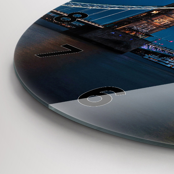 Wanduhr rund Tower Bridge London bei Nacht