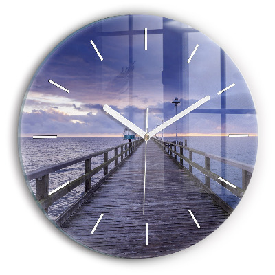 Wanduhr rund Pier an der Ostsee