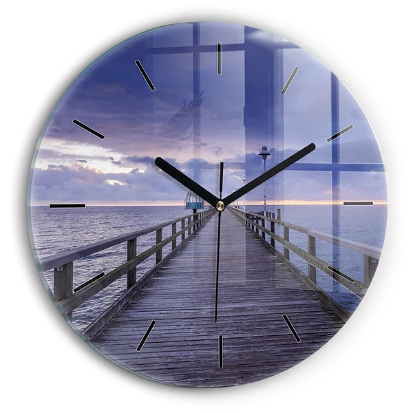 Wanduhr rund Pier an der Ostsee