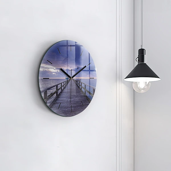 Wanduhr rund Pier an der Ostsee