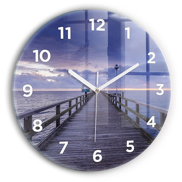 Wanduhr rund Pier an der Ostsee