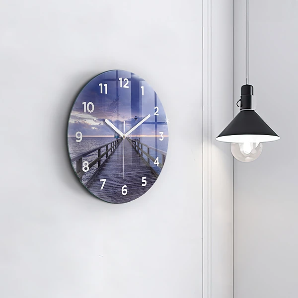 Wanduhr rund Pier an der Ostsee