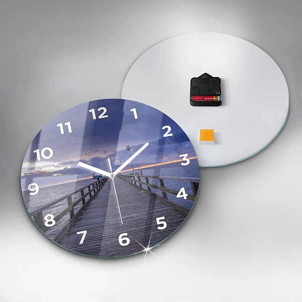 Wanduhr rund Pier an der Ostsee
